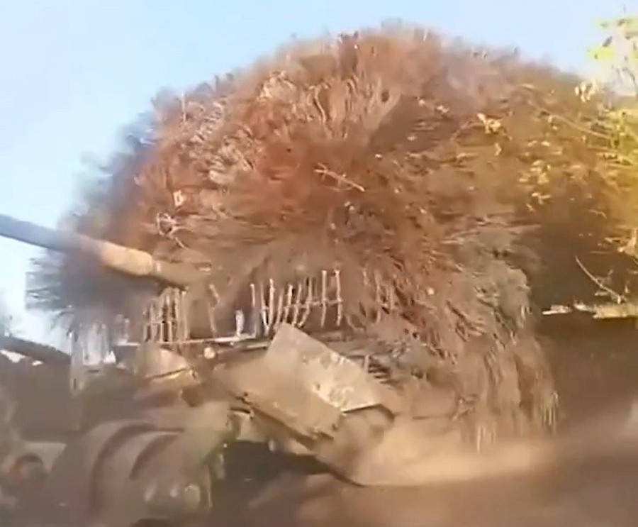 Xe tăng T-80BVM 'nhím khổng lồ' bị phá hủy ngay khi xuất hiện ngoài mặt trận