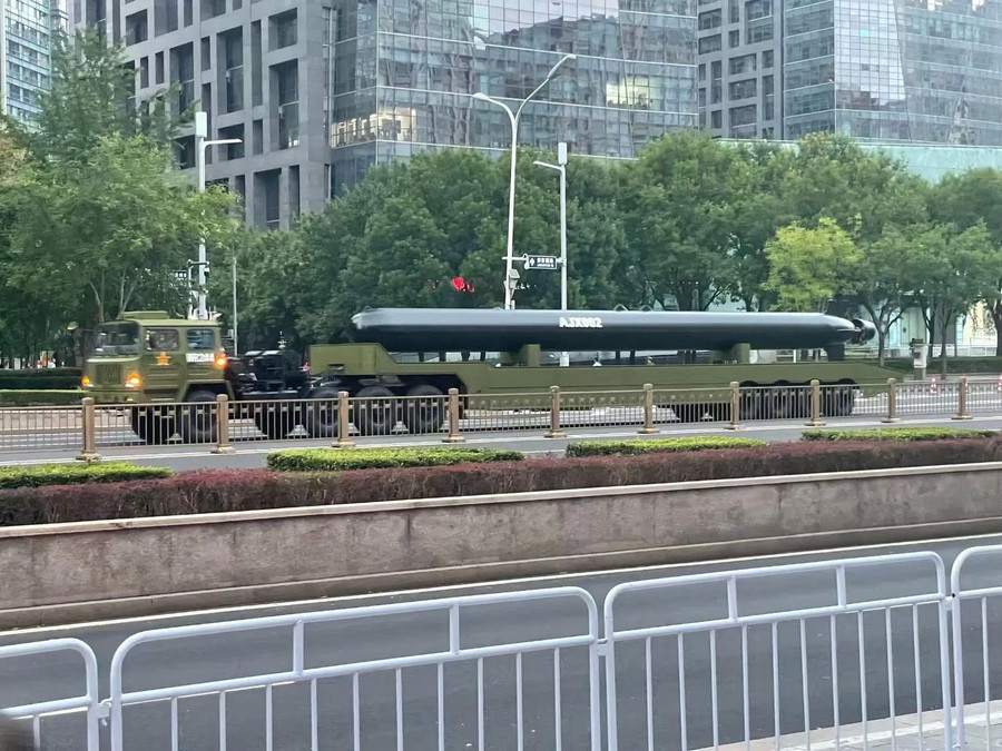 Tàu ngầm không người lái AJX002 trên đường phố Bắc Kinh. zavantazhennya-4-2.jpg