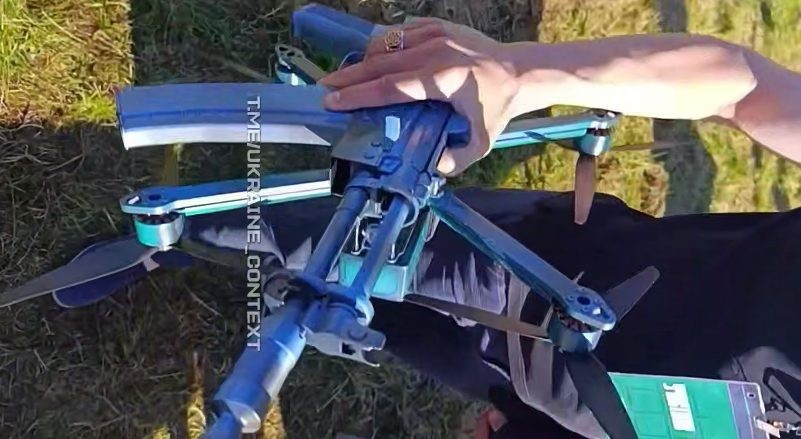 Kinh ngạc với máy bay không người lái FPV mang súng AKS-74U