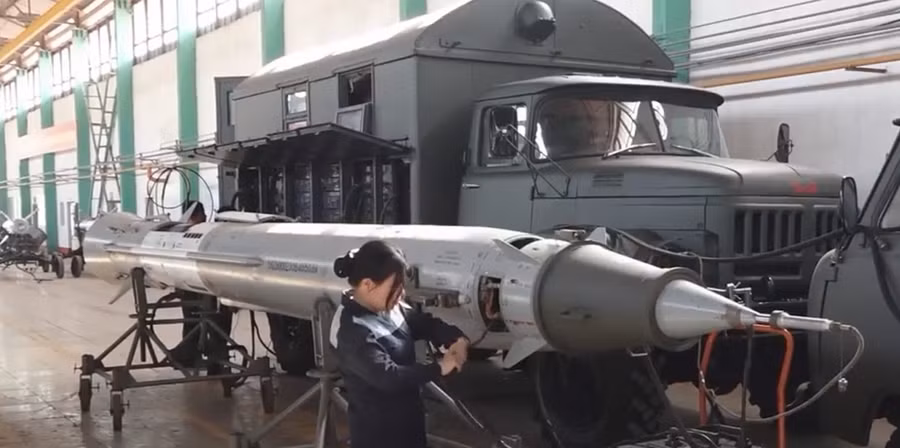 Làm chủ sản xuất linh kiện điện tử cho tên lửa phòng không Liên Xô