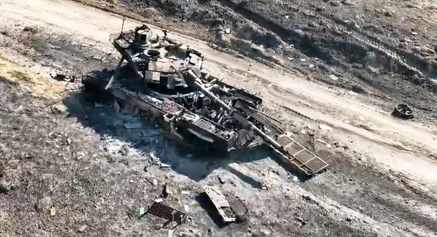 Một chiếc xe tăng T-90M Proryv của Nga đã bị phá hủy ở vùng Kharkiv. screednshot-1.jpg