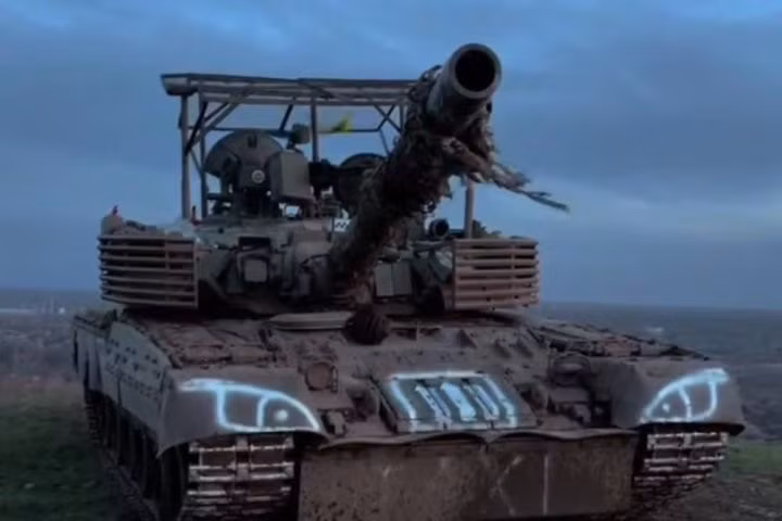 Ký hiệu chiến thuật đặc biệt trên xe tăng T-80 bị bắt giữ