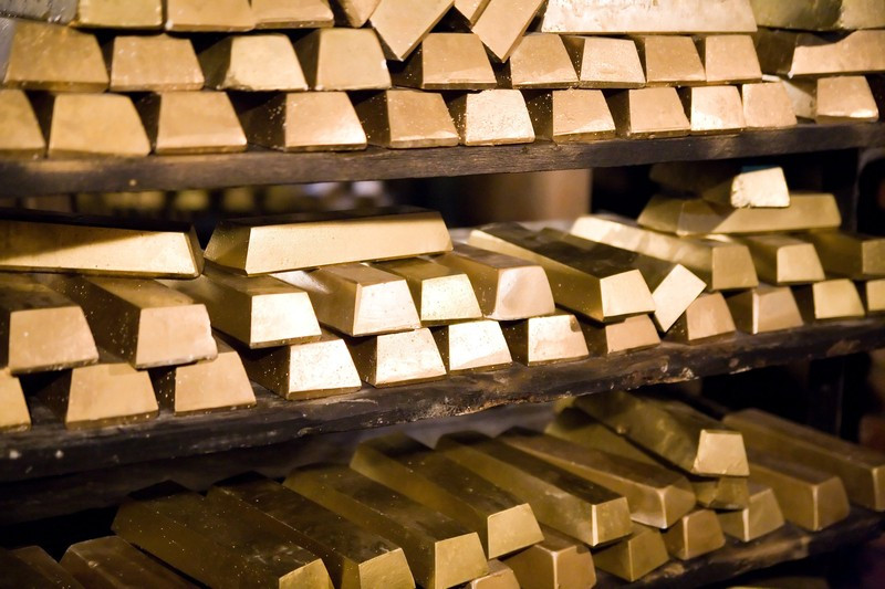 Giá vàng tăng mạnh không hoàn toàn mang tới tốt đẹp cho Nga. golden-bars-in-gold-mine-in-zloty-stok-poland.jpg
