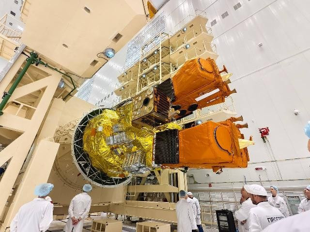 sputniki-aist-2t-pered-zakrytiem-golvnogo-obtekatelya-rakety-exvfzipr-1766929441t.jpg
