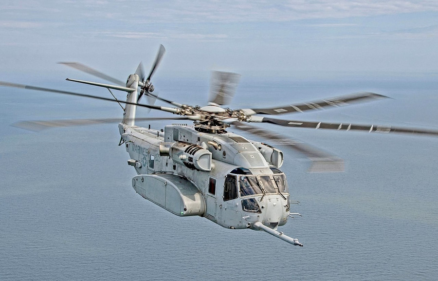 Một chiếc trực thăng CH-53K King Stallion của đơn vị hàng không Thủy quân lục chiến Hoa Kỳ trong chuyến bay. ch-53k-king-stallion-induction-nas-patuxent-river-cropped.jpg
