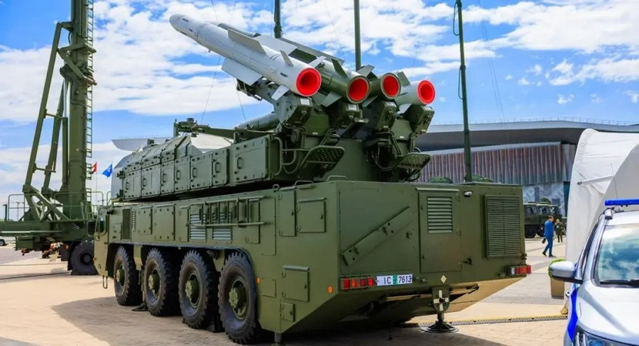 Xe mang phóng tự hành của tổ hợp tên lửa phòng không Buk-MB2K do Belarus chế tạo. b.jpg
