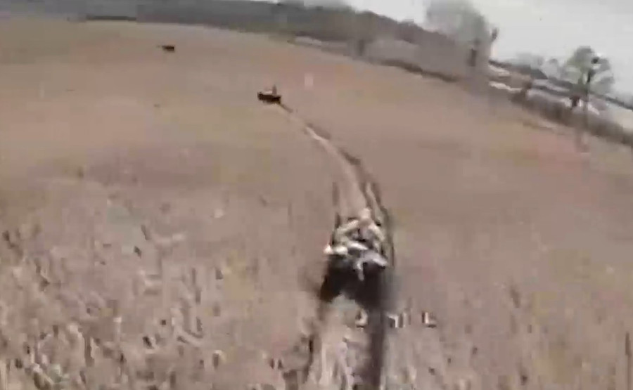 Máy bay không người lái FPV của Ukraine đuổi kịp binh sĩ Nga trên xe ATV. 412414.jpg