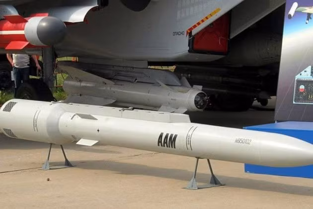 Tên lửa không đối không tầm cực xa KS-172 chính thức trực chiến
