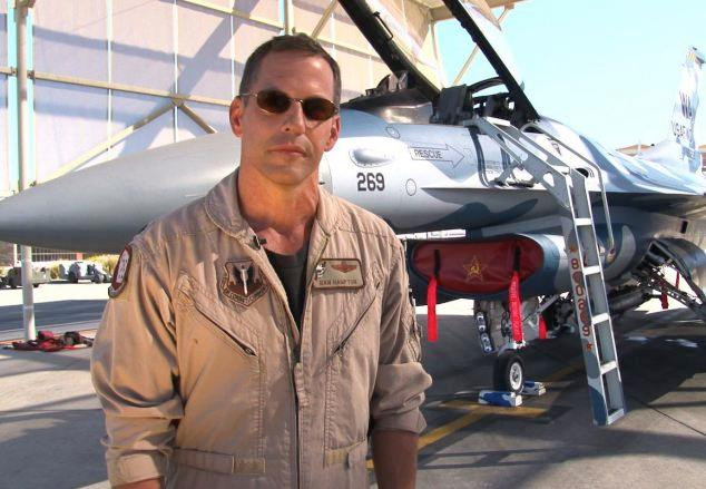 Đại tá phi công Mỹ đã nghỉ hưu Dan Hampton sẵn sàng tới Ukraine để lái tiêm kích F-16. Dan_Hampton_-_pilot.jpg