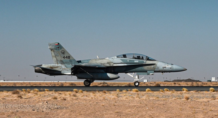 Máy bay chiến đấu F/A-18D của Không quân Kuwait. ccb68af3a3547514.jpg