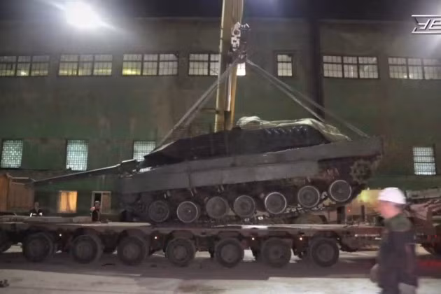 Xe tăng Leopard 2A6 chiến lợi phẩm đã đến Uralvagonzavod để nghiên cứu