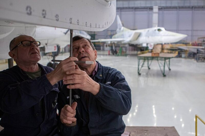 Cuộc khủng hoảng sản xuất máy bay ném bom?