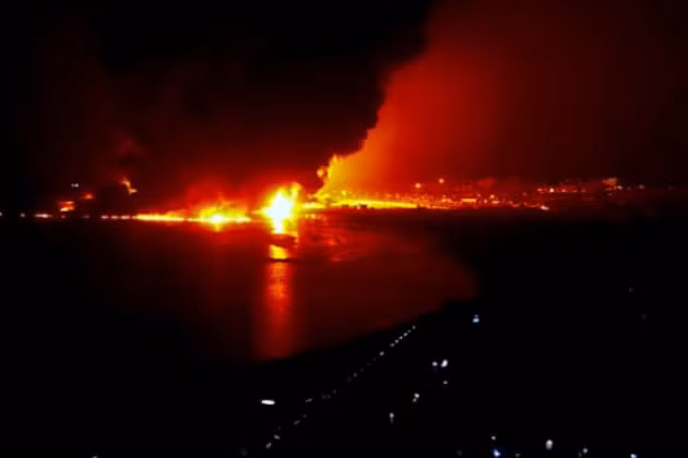 Houthi nói tàu sân bay Mỹ phải lùi xa 1.300 km