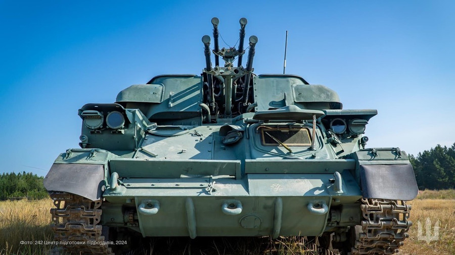 Không thể nhận ra pháo phòng không tự hành ZSU-23-4 Shilka nguyên bản so với khi được đắp thêm giáp. zsu-23-4-shilka-refirbushed-by-ukraine-and-put-back-into-v0-05m209x9elld1-3214.jpg