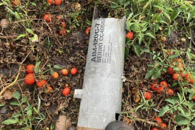 Mảnh vỡ tên lửa không đối không tầm trung AIM-120C7 AMRAAM đã được tìm thấy. 01-2006.jpg