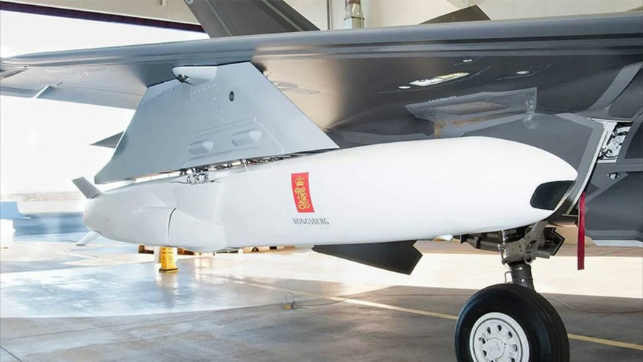 Mô hình tên lửa JSM dưới cánh máy bay chiến đấu F-35A. polish-20240905-133122776.jpg