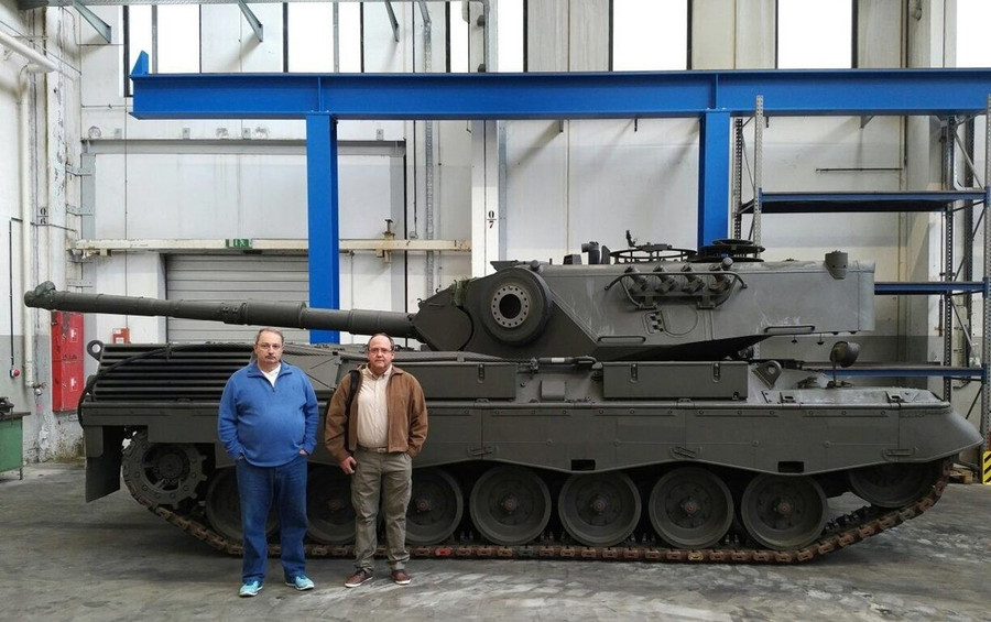 Xe tăng Leopard 1A5DK tại kho của công ty FFG ở Đức. fpvducpxgaqw-zd-e1704795408367.jpg