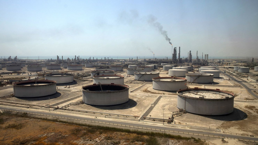 Ngành công nghiệp dầu đá phiến Mỹ đang trên đà suy sụp mạnh. 230703102823-saudi-oil-storage-file-100118.jpg