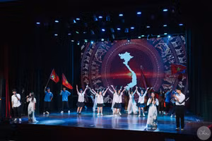 Ca khúc “Tiến về Hà Nội” cất lên mang đầy tinh thần hào hùng của lịch sử dân tộc đẹp đẽ.