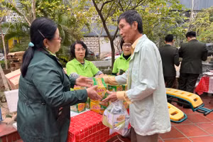 Ấm áp phiên chợ Tết 0 đồng trong bệnh viện