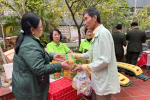 Ấm áp phiên chợ Tết 0 đồng trong bệnh viện