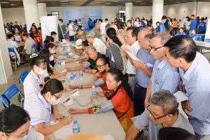 Đông đảo người dân có mặt tại sự kiện để thăm, khám miễn phí.