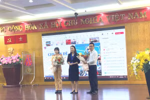 Bà Huỳnh Lê Như Trang - Phó Giám đốc Sở Giáo dục và Đào tạo TP Hồ Chí Minh tặng hoa cho các giảng viên của buổi tập huấn.