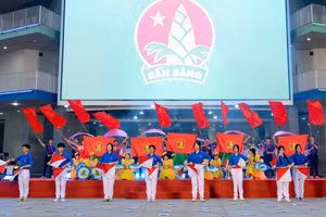 Các em thiếu niên nhi đồng đem đến những tiết mục đặc sắc.