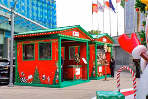 Cây thông Giáng sinh 'khổng lồ' rực rỡ thắp sáng khắp phố Hà Nội 