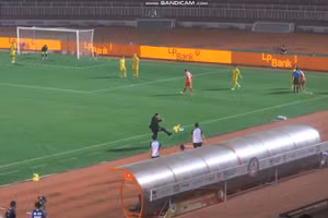 'Mổ xẻ' nguyên nhân HLV Câu lạc bộ Thanh Hóa nhận thẻ đỏ 