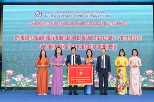 Trường THPT Yên Hòa đón nhận Cờ thi đua của Chính phủ trong ngày 20/11