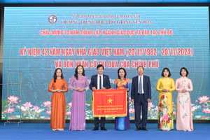 Trường THPT Yên Hòa đón nhận Cờ thi đua của Chính phủ trong ngày 20/11