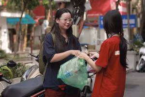 Học sinh Hà Nội quyên góp gần 3,7 tấn quần áo cũ nhằm nâng cao ý thức bảo vệ môi trường