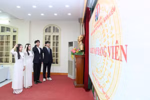 Bốn Đảng viên mới đọc lời tuyên thệ trước Quốc kỳ, Đảng kỳ, chân dung Chủ tịch Hồ Chí Minh.