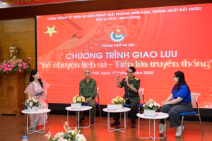 Xúc động giao lưu nhân chứng 'Kể chuyện lịch sử - Tiếp lửa truyền thống'