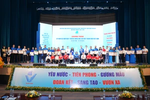 16 thanh niên tiêu biểu nhận Giải thưởng '15 tháng 10'