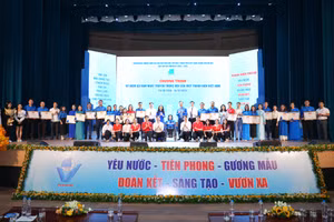 16 thanh niên tiêu biểu nhận Giải thưởng '15 tháng 10'