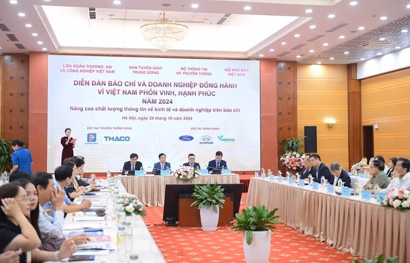 Các đại biểu tham dự Diễn đàn Báo chí và Doanh nghiệp đồng hành vì Việt Nam phồn vinh, hạnh phúc lần thứ Hai - năm 2024