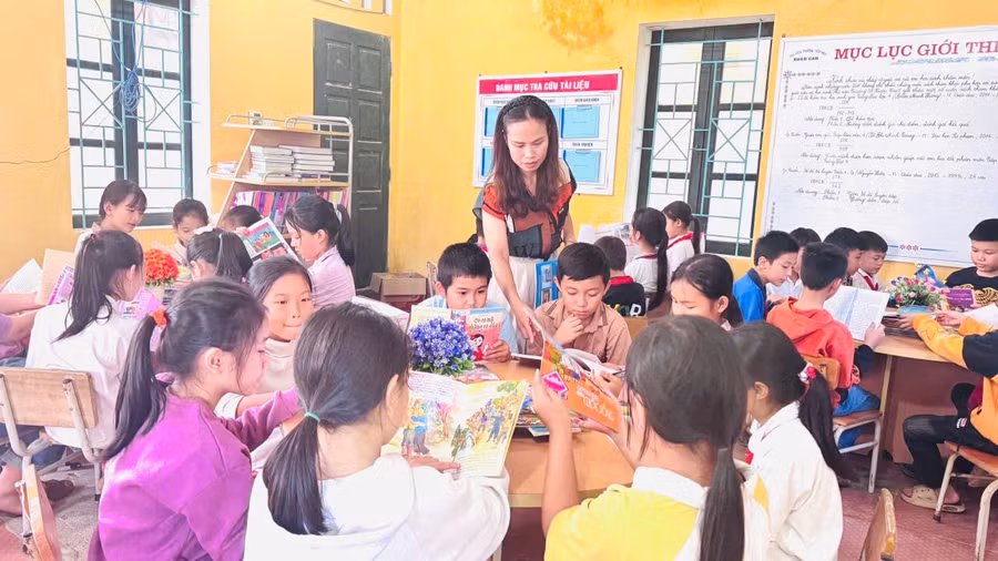 Chị Trịnh Thị Ngọc Chung hướng dẫn học sinh tại thư viện. Ảnh: NVCC