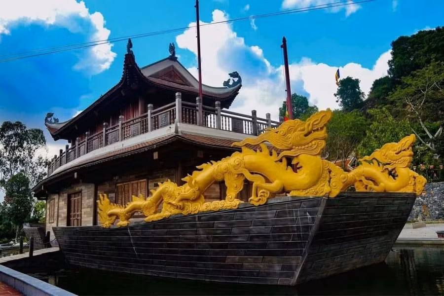 Hình tượng con thuyền đưa Huyền Trân trở về Đại Việt từ Champa, được tái hiện tại di tích chùa Hổ Sơn (huyện Vụ Bản, Nam Định). Ảnh: BTC.