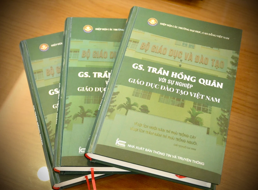 Cuốn sách về GS Trần Hồng Quân. Ảnh: Nguyễn Mạnh