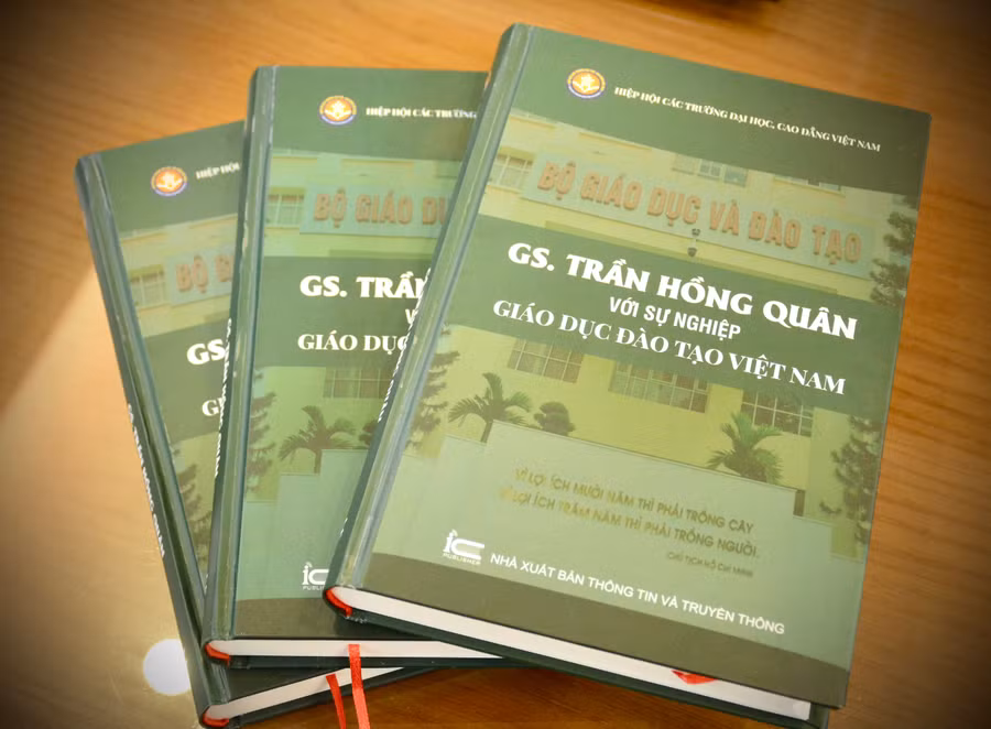 Cuốn sách về GS Trần Hồng Quân. Ảnh: Nguyễn Mạnh