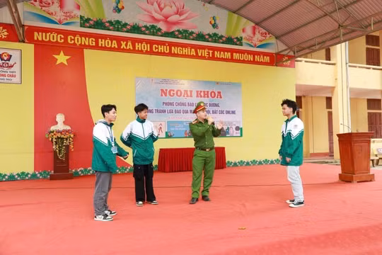Trường THPT Phong Châu (xã Lâm Thao, tỉnh Phú Thọ) tổ chức ngoại khóa "Phòng chống bạo lực học đường, phòng tránh lừa đảo qua mạng xã hội, bắt cóc online” cho học sinh.