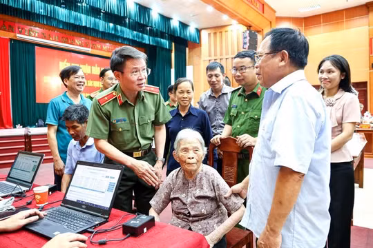 Thiếu tướng Nguyễn Minh Tuấn - Giám đốc Công an tỉnh Phú Thọ thăm hỏi thân nhân liệt sĩ. (ảnh Công an tỉnh Phú Thọ cung cấp).