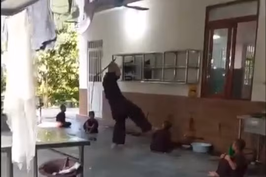 Người đàn ông đánh chú tiểu tại chùa Bầu (ảnh cắt từ clip).