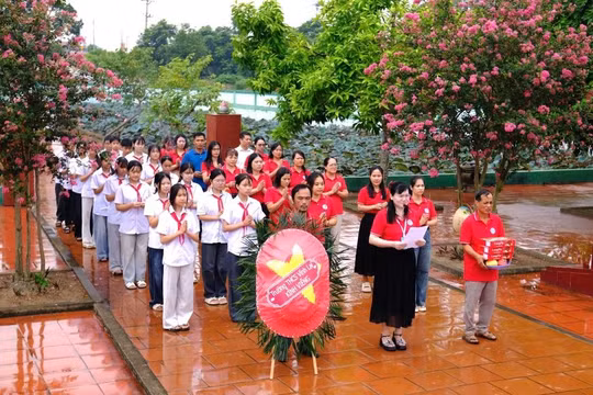 CB, GVNV và học sinh Trường THCS Vĩnh Lại dâng hương tưởng niệm tại Đài tưởng niệm liệt sĩ Vĩnh Lại.