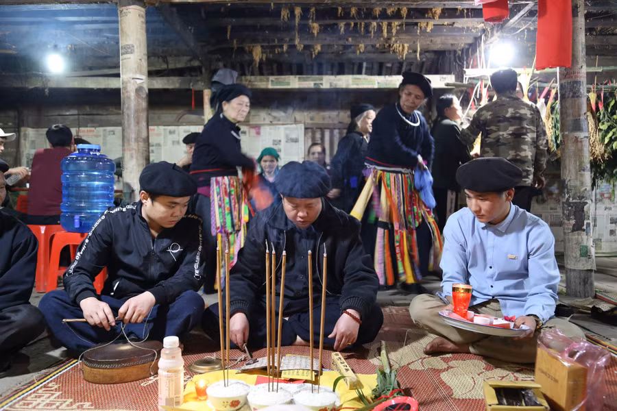 Thầy tào trẻ tuổi Lãnh Sinh Trưởng (bên phải) đang được thực hiện nghi lễ cấp sắc.