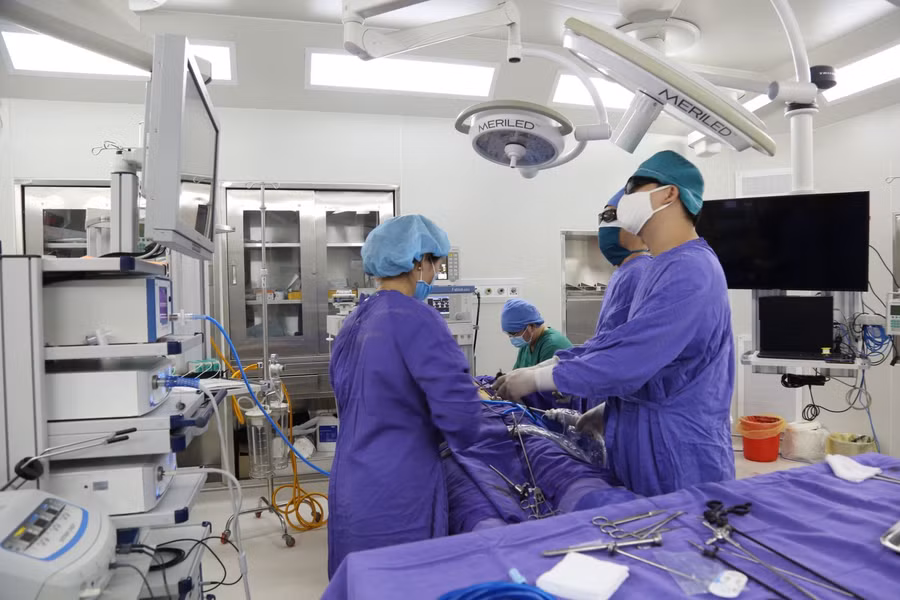 Các bác sĩ Bệnh viện Đa khoa Quảng Ninh phẫu thuật nội soi 3D điều trị thoát vị cho bệnh nhân. (BVCC).