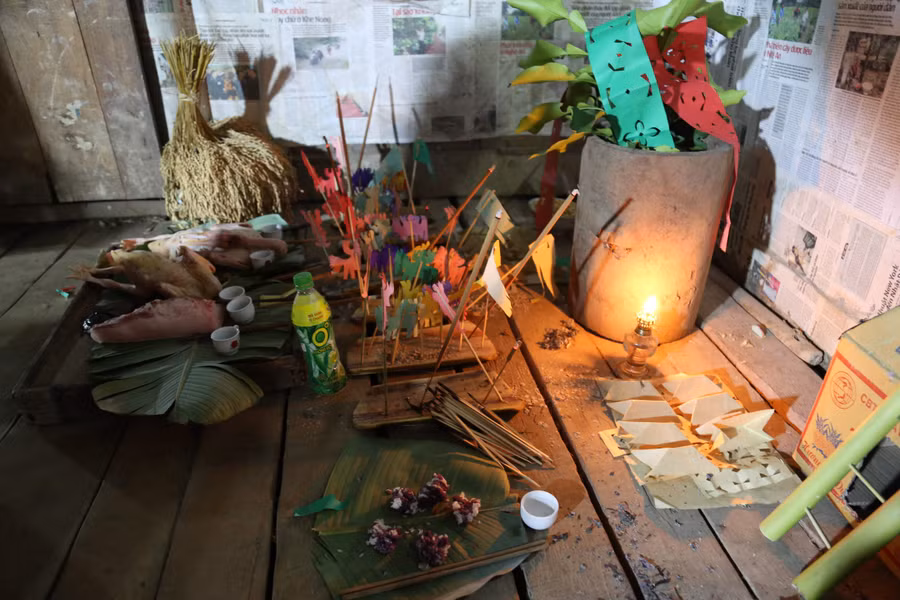 Một bàn thờ có vịt sống, gà sống được tế trong buổi lễ.