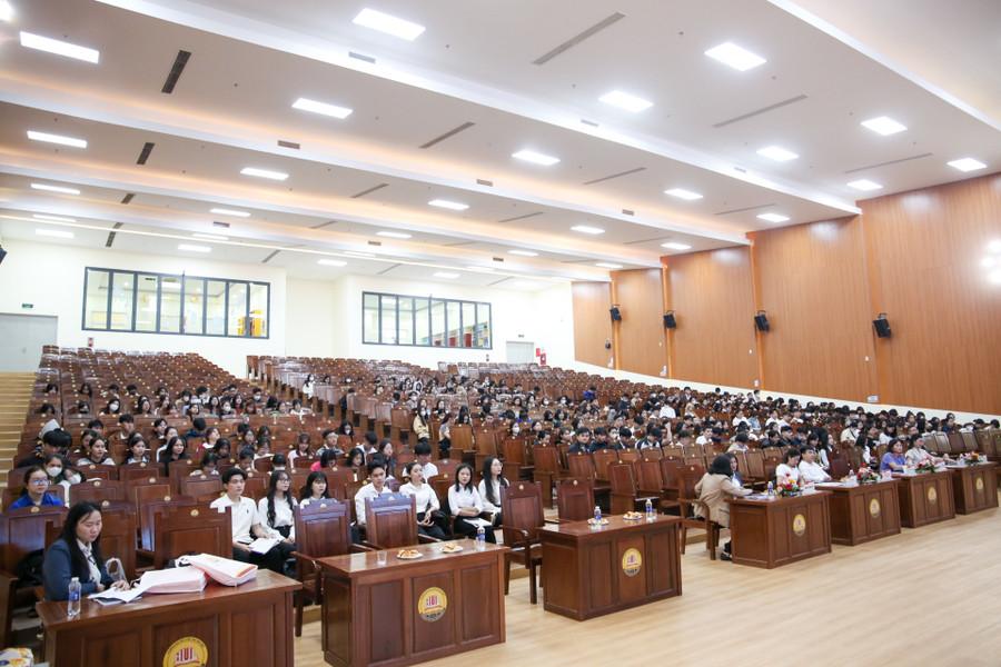Đông đảo khách mời, giảng viên và sinh viên tham dự Hội thảo. 290c4750-9020-2441.jpg